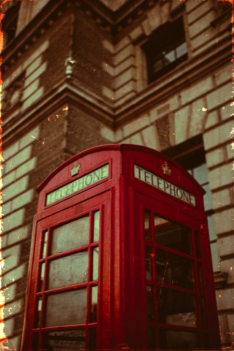 London TelephoneBooth Vintage Retro Iconic British Red Photography Print Travel England Urban OldFashioned Nostalgia Decor Photograph BritishCulture City Cityscape Tourist | Londres Vintage Retro | ロンドン ビンテージ レトロ Vintage British Aesthetic, Nyc Wallpaper Aesthetic, London Aesthetic Vintage, Nostalgia Decor, British Phone Booth, Nostalgic Photography, Nyc Wallpaper, British Aesthetic, Aesthetic London