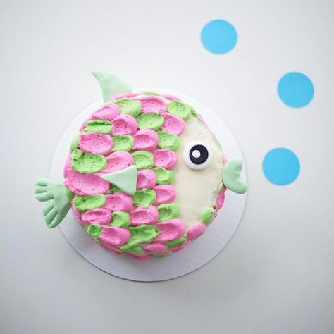 cutest fish cake :) I want!! Cake Designs Tutorial, Mini Cake Decorating Ideas, Trendy Cake Designs, Mini Cake Decorating, Fish Birthday Cake, Coco Cake, Fish Cake Birthday, Birthday Cake Tutorial, Cake Design Tutorial