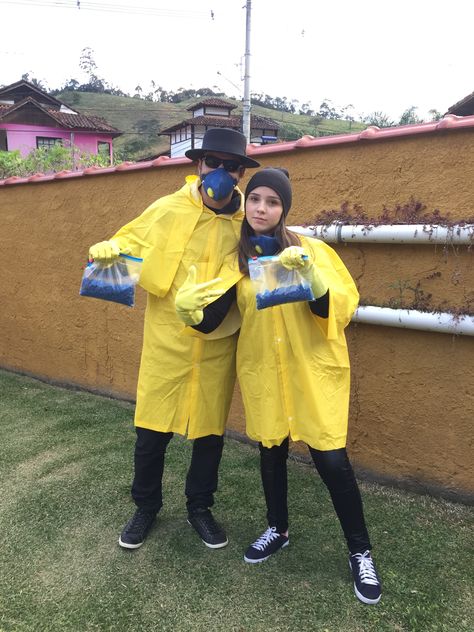 Breaking bad #walterwhite #jessepinckman #costume #fantasia Breaking Bad Costume Women, Fantasia Breaking Bad, Breaking Bad Couples Costume, Heisenberg Costume, Breaking Bad Halloween Costume, Walter White Costume, Breaking Bad Halloween, Breaking Bad Costume, Bad Cosplay