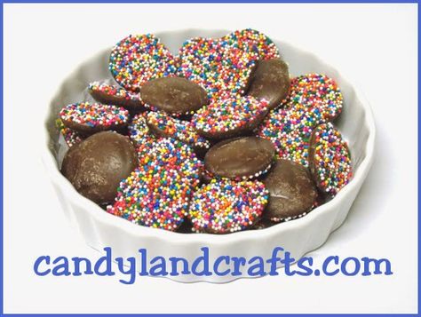 Make your own nonpareils Peanut Butter Snacks, Chocolate Liquor, Christmas Food Gifts, Chocolate Assortment, Chocolate Topping, Rainbow Sprinkles, Small Cake, Colorful Candy, Candy Making