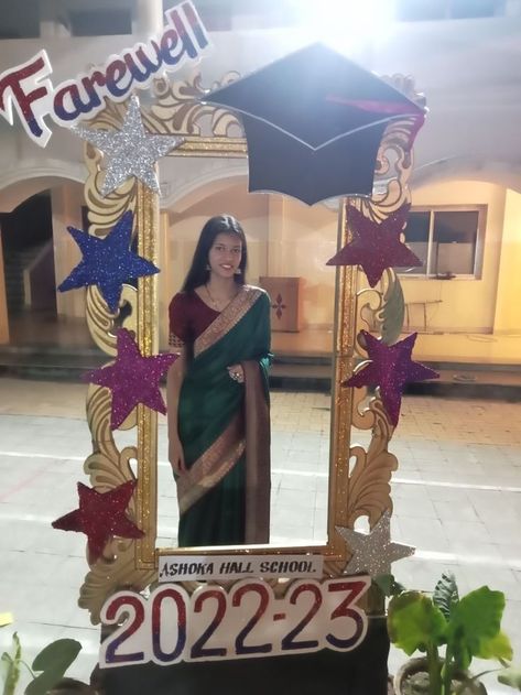 Selfie Booth Ideas For Farewell, Decoration Farewell Party, Graduation Farewell Party Ideas, Graduation Selfie Ideas, Selfie Point For Farewell, Photo Booth Ideas For School, Farewell Party Ideas School Decoration, Selfie Booth Ideas For School, Fresher Party Decoration