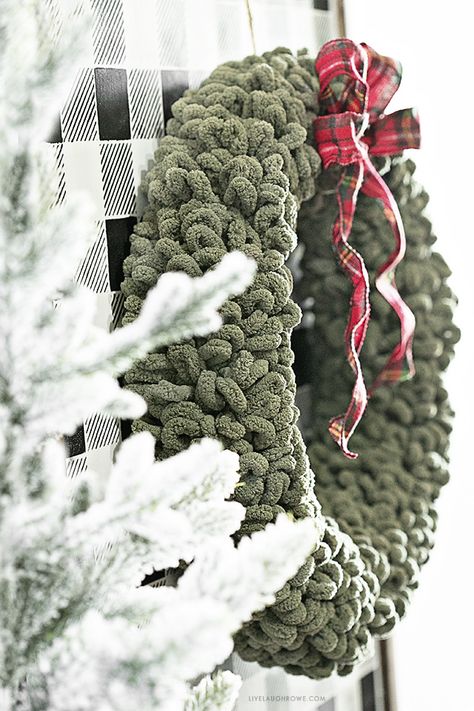 Crochet Christmas Tree Wreath, Crotchet Christmas Wreaths, Loop Yarn Fall Wreaths, Xmas Wreaths Crochet, Chunky Yarn Christmas Garland, Yarn Loop Wreath, How To Make A Chunky Yarn Wreath, Ez Loop Yarn Projects, Chunky Knit Wreaths