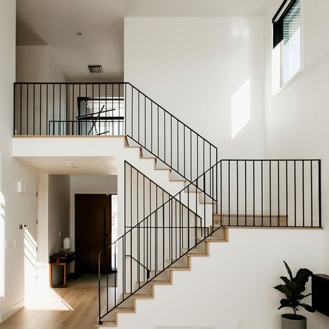 Metal Staircase Railing, Staircase Wood, Indoor Railing, Metal Stair Railing, Modern Railing, Staircase Railing Design, Stairs Design Interior, Iron Stair Railing, Stair Railing Design