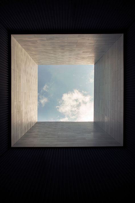 Belle perspective sur le ciel ! #architecture #ciel #bleu #nuage #cube Enoura Observatory, Shadow Architecture, Dune House, Futurist Architecture, Hiroshi Sugimoto, Dunes House, Empty Room, Traditional Architecture, Infused Water