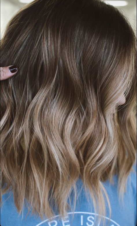 Mom Balayage Hair, Blonde Brown Baylage Hair, Baylage Brunette Blonde Short Hair, Blond Bayalage On Brown Hair Short, Half Baylage Brunette, Short Hair Bayalage Brunette To Blonde, Mid Length Hair With Balayage, Baylage Brunette Short, Shoulder Length Baylage Hair