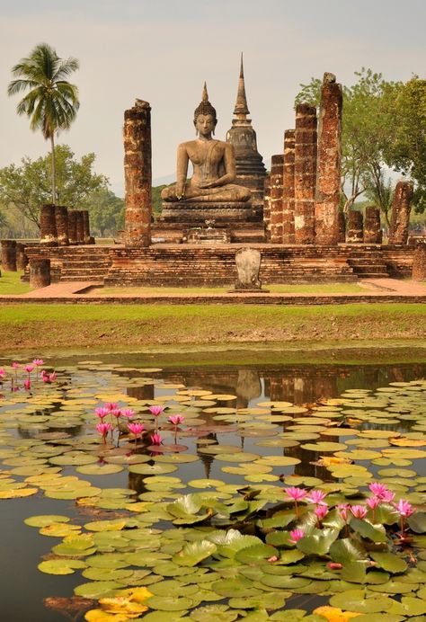 Le site de Sukhothaï, Thaïlande Thailand Travel Tips, Southeast Asia Travel, Krabi, Jolie Photo, Chiang Mai, Thailand Travel, Water Lilies, Asia Travel, Phuket