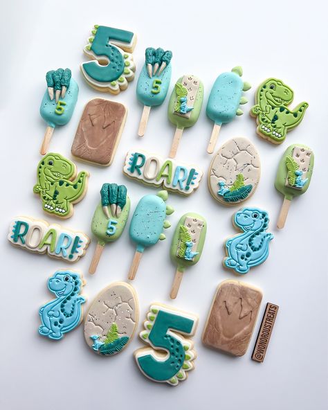 Dinosaur cookies and cakesicles for Izaeh #dinosaur#dinosaurcookies#dinosaurcakesicles#dinosaurbirthday#dinosaurtreats#lasvegas#lasvegastreats#dino#cookiesofig#cakesicles Dinosaur Cakesicles, Dinosaur Birthday Cookies, Dinosaur Birthday Theme, Dino Theme, Dinosaur Cookies, Cookie Inspiration, Cookie Ideas, August 12, Birthday Cookies