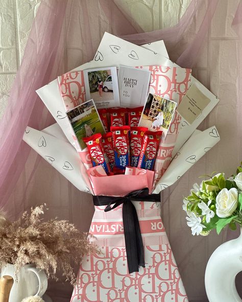 Bouquet Chocolate & Photos . . #bouquet #bouquetofflowers #chocolatebouquet #minibouquet #love #bestone #craft Photos Bouquet, Anniversary Bouquet, Bouquet Chocolate, Chocolate Photos, Bridal Gift Wrapping Ideas, Handmade Chocolates, Chocolate Bouquet, Pink Bouquet, Bridal Gift