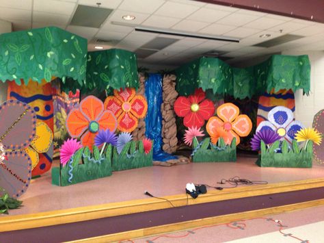 VBS stage Classroom Stage, Alice In Wonderland Play, Weird Animals Vbs, Preschool Creative Art, Stage School, Spring Crafts Preschool, School Board Decoration, Diy Photo Backdrop, Backdrop Diy