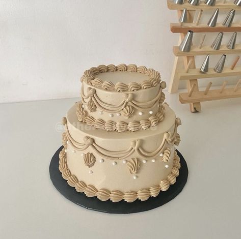 !! not my cake !! cr : ethereallycake on insta Brown Vintage Cake, Royal Birthday Cake, Beige Cake, Heart Cake Designs, Vintage Cake Decorating, Vintage Heart Cake, Rodjendanske Torte, Royal Cakes, Cake Wallpaper