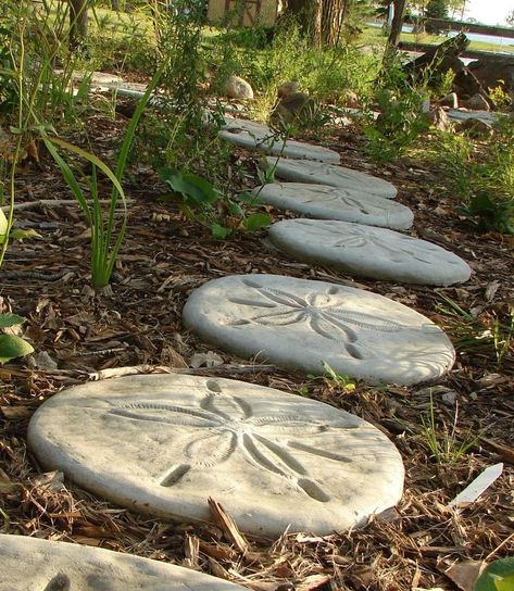 Sand Dollar Garden Stepping Stones and other Beach Landscaping Ideas to Create a Zen Feeling Beach Landscaping Ideas, Sand Backyard, Zen Landscaping, Coastal Landscaping Ideas, Beach Theme Backyard, Beach Landscaping, Coastal Backyard, Outdoor Beach Decor, Beach House Landscaping