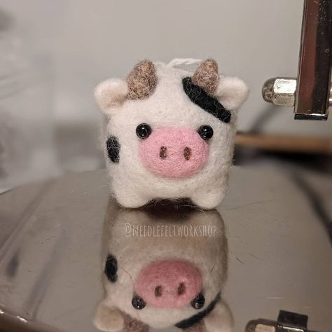 Cute Felted Things, Cute Needle Felting Ideas Easy, Needle Felted Farm Animals, Felted Farm Animals, Cat Needle Felt, Needle Felt Cow, Cute Felted Animals, Dry Felting Projects, Needle Felting Projects Free Pattern