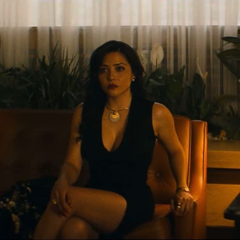 Mexican Hollywood Glam, Dark Latina Aesthetic, Gangster Wife Aesthetic, Narco Wife, Narcos Aesthetic, Narco Wife Aesthetic, Narcos Outfit Woman, Mexican Mafia, Narcos Mexico