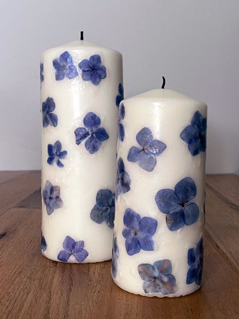 Flower Petal Candles, Paper Candle Craft, Candle Decorating, Pressed Flower Candles, Dried Flower Candles, Decoupage Candles, Candle Painting, Diy Decoupage, Flower Candles