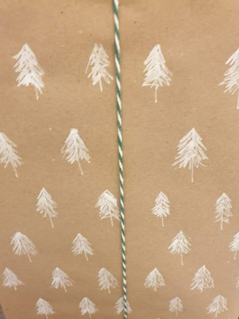 Gift Wrapping Drawing Brown Paper, Christmas Wrapping Drawing Brown Paper, Hand Drawn Christmas Wrapping Paper, Brown Paper Wrapping Drawing, Butcher Paper Christmas Wrapping, Butcher Paper Wrapping Ideas, Hand Drawn Wrapping Paper, Brown Paper Christmas Wrapping Ideas, Christmas Present Diy