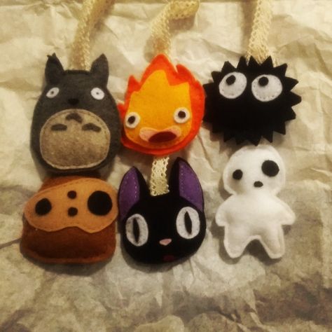 Felt Ideas Handmade Gifts, Felt Sewing Ideas, Cute Sewing Ideas For Beginners, Hand Sewn Plush, Cute Felt Plushies, Studio Ghibli Diy Crafts Ideas, Studio Ghibli Gifts Diy, Studio Ghibli Ornaments, Ghibli Gift Ideas