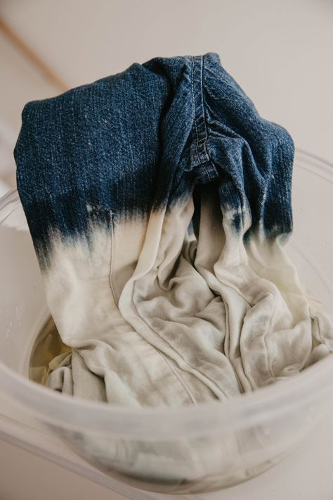 Bleach Wash Jeans, Bleached Denim Jeans, Denim Dyeing, How To Bleach Jeans Diy Design, How To Dye Denim, Bleaching Fabric, Bleached Jeans Outfit, Dyed Denim, Bleached Denim Shirt Diy