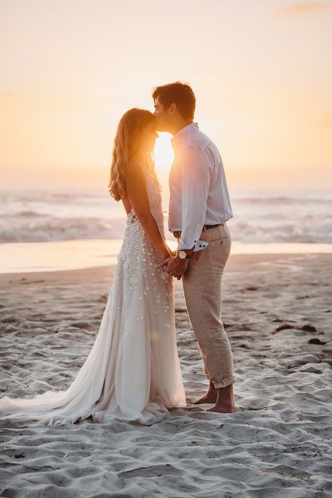 Beach Wedding Couple, Wedding Pictures Beach, Engagement Photo Shoot Beach, Beach Wedding Pics, Couples Beach Photography, Dream Beach Wedding, Wedding Portrait Poses, Pre Wedding Photoshoot Outdoor, Engagement Pictures Poses