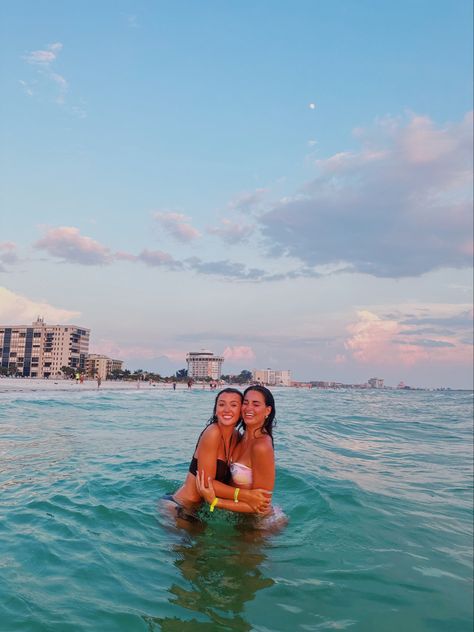 Beach Pictures Clothes, Two Person Beach Pictures, Cute Duo Beach Pics, Poses For Pictures Instagram Beach Friends, Cute Beach Poses With Best Friend, Spring Break Friends Photo Ideas, Beach Pictures Poses 2 People, Hawaii With Best Friend, Two Person Beach Poses