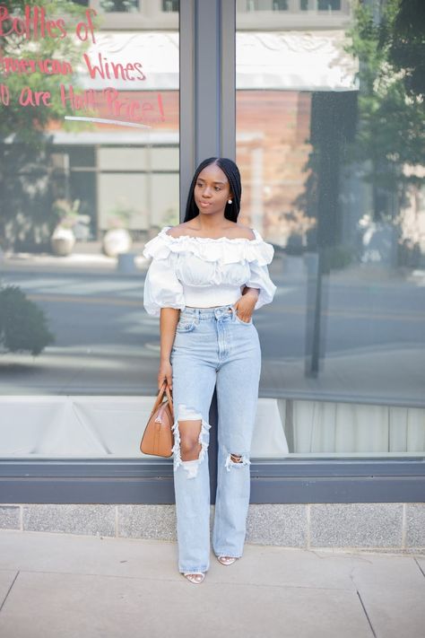 Tops To Wear With Mom Jeans, White Top And Blue Jeans Outfit, London Fashion Week 2023, Vogue Street Style, London Fashion Summer, Street Fashion London, What Are People Wearing, London Street Fashion, Early Spring Outfits Casual