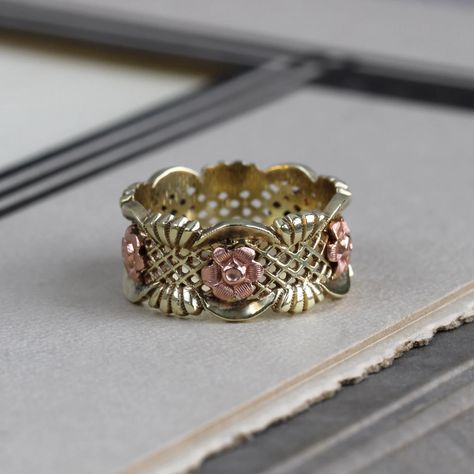 Yellow gold wedding band ring with a lattice motif and rose gold roses around the band. Rose Wedding Band, Rose Gold Roses, Coquette Wedding, Gold Roses, Custom Gift Boxes, Vintage Wedding Band, Rose Yellow, Watch Chain, Rose Wedding