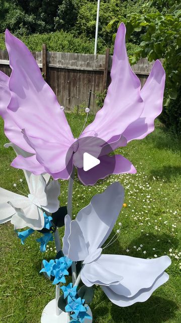 Giant Butterfly Decorations, Butterfly Wings Diy, Diy Butterfly Decorations, Baby Christmas Decorations, Diy Papillon, Alter Flowers, Giant Butterfly, Fairy Tale Crafts, Butterfly Video