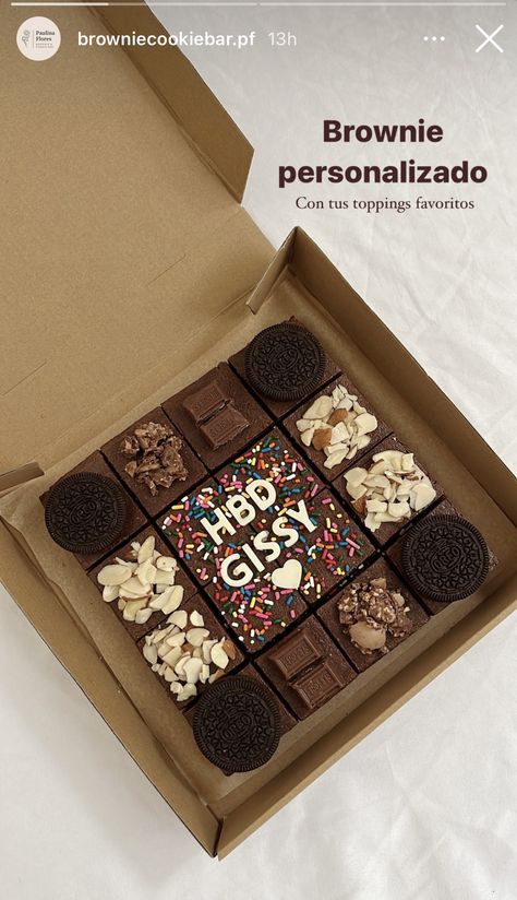 Brownie Bouquet, Brownies Packaging Ideas Boxes, Brownies Decoration Ideas, Happy Birthday Brownies, Brownie Decoration, Brownie Slab, Brownies Decorados, Brownie Shop, Decorated Brownies