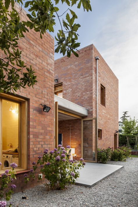 Image 15 of 23 from gallery of House 1101 / H Arquitectes. Photograph by Adrià Goula Barcelona House, Modern Brick House, Brick Exterior House, Brick Architecture, Brick Facade, Design Exterior, Brick Building, Architecture Exterior, Brickwork