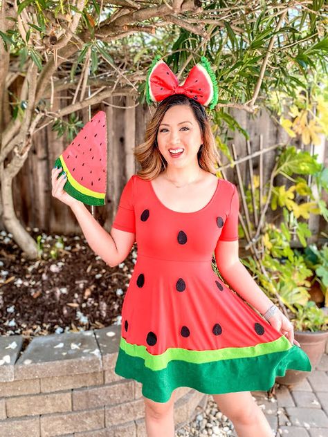 Watermelon Diy Costume, Watermelon Halloween Costume, Diy Watermelon Costume, Fruit Fancy Dress, Watermelon Ideas, Adult Costumes Diy, Watermelon Costume, Kitchen Disco, National Watermelon Day