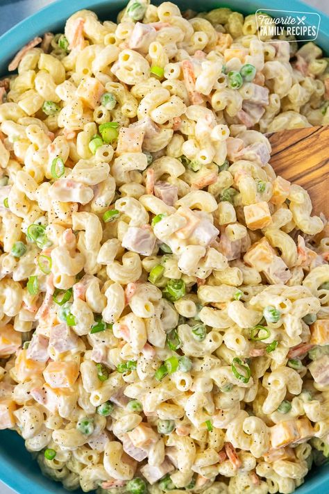 This is the perfect Traditional Macaroni Salad. It's loaded with ham, cheese, and veggies, in a creamy dressing. Perfect for BBQs and Potlucks! #macaronisalad #pastasaladrecipe #macsalad #macaronisaladrecipe #pastasalad #creamydressing #potluckrecipe #bbqrecipe #bbqsalad #summersalad Ham And Cheese Salad Recipe, Loaded Macaroni Salad, Macaroni Ham Salad Recipe, Ham Pasta Salad Recipes Cold, Traditional Macaroni Salad Recipe, Ham And Cheese Macaroni Salad, Macaroni Egg Salad, Macaroni Salad Peas, Kraft Macaroni Salad Recipe