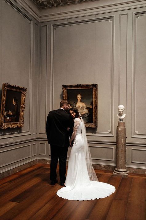 Cool Wedding Photoshoot, Wedding Museum Photography, Wedding Photo Ideas Aesthetic, Prenup Aesthetic, Art Museum Elopement, Art Gallery Wedding Photos, Wedding Photoshoot Aesthetic, Wedding Ideas Pictures, Photo Ideas For Wedding