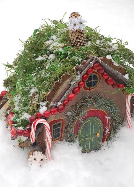 Build a tiny garden house in your yard and welcome in all the Christmas fairies this holiday season. Christmas Fairy House, Fairy Garden Ideas Enchanted Forest, Christmas Fairy Garden, Pinecone Crafts Kids, Fairy Garden Ideas, Teacup Crafts, Fairy House Diy, Fairy Garden Crafts, Winter Fairy