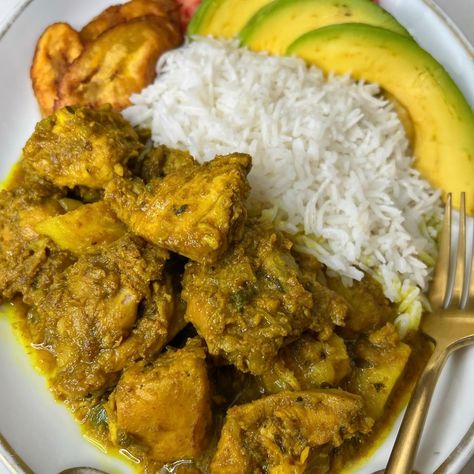 🇯🇲It’s Curry Sat-Day, whose house are you going to? #curry #currygoat #curryoxtail #currychicken #currychickpeas 1. AUNTIE- Curry Oxtail, White Rice, Salad & Plantain 2. SISTER- Curry Chicken, white rice, salad, plantain & 🥑 3. BROTHER- Chickpeas, white rice, tomato, plantain & 🥑 4. UNCLE- Curry goat, white rice, salad, plantain & 🥑 Chicken And White Rice, Jamaica Food, Curry Goat, Jamaican Cuisine, Meat Diet, Africa Food, Healthy Food Dishes, Food Babe, Rice Salad