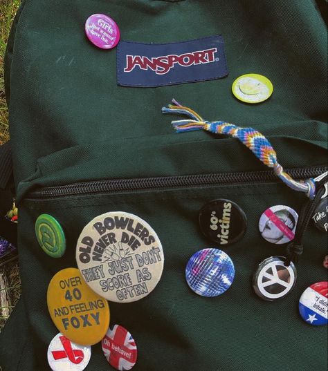 Cool Backpacks Aesthetic, Cool Backpack Aesthetic, Pin Covered Backpack, Pins For Backpacks Aesthetic, Black Jansport Backpacks Aesthetic Pins, Badges On Backpacks, Green Jansport Backpack Aesthetic, Old Backpack Aesthetic, Cute Pins For Backpacks Aesthetic