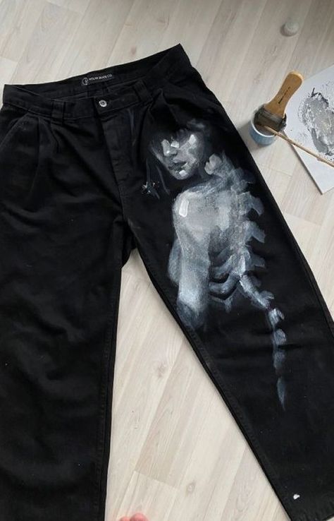 Bleach Jeans Ideas, Custom Jeans Diy Men, Bleach Painting Pants, Jean Bleach Designs, Jeans Bleach Diy Ideas, Bleach Jeans Design, Black Jeans Painting Ideas, Bleach Painting Jeans, Jeans Painting Ideas Aesthetic