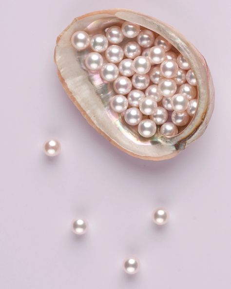 Learn about Akoya Pearls from the Experts at Pearl Paradise Pearl Wallpaper, French Women, Akoya Pearls, Precious Gems, Minerals Crystals, Sell Items, Druzy Ring, Simple Way, Freshwater Pearls