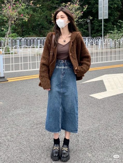 Low Visual Weight Outfit, Korean Long Skirt Fashion, Long Skirts Aesthetic, Grunge Grandma, Skirt Outfits For Women, Long Denim Skirt Outfits, Long Skirt Outfits Aesthetic, Fashion Dresses For Women, Rok Outfit