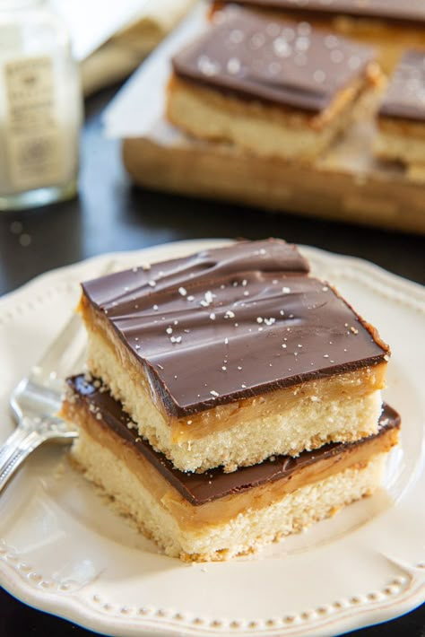 Millionaire Shortbread Recipe, Millionaire Bars, Squares Recipes, Millionaire's Shortbread, Chocolate Cheesecake Bars, Chip Recipes, Layered Dessert, Millionaire Shortbread, Shortbread Recipe