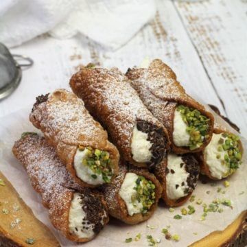 Sicilian Cannoli Recipe - Mangia Bedda Sicilian Cannoli Recipe, Baklava Recept, Sicilian Cannoli, Cannoli Siciliani, Cannoli Shells, Cannoli Filling, Cannoli Recipe, Italian Dinner, Food History