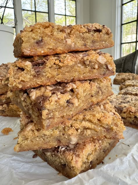 Heath Blondlies Heath Bar Chips Recipes, Heath Cookie Bars, Heath Bits O Brickle Recipes, Heath Bar Brownies, Heath Bits Cookies, Heath Blondies, Recipes Using Heath Toffee Bits, Heath Bits Recipes, Heath Brownies