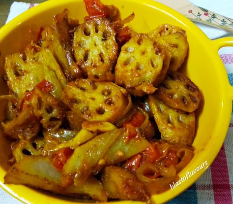 Kamal Kakdi Recipe, Sindhi Recipes, Vegetarian Recepies, Course Ideas, Food Order, India Food, Sliced Potatoes, Potato Dishes, Veg Recipes