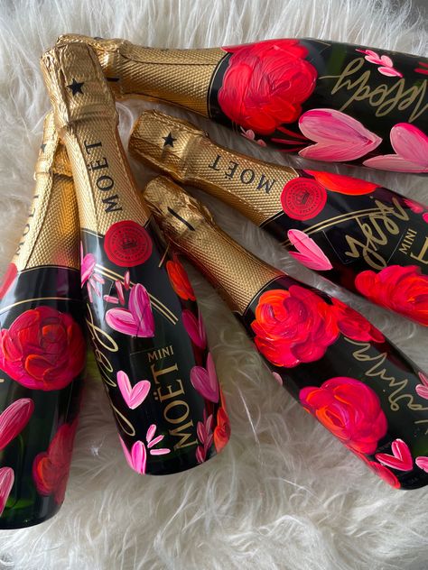 Painted Champagne Bottles, Decorated Wine Bottles, Bridal Balloons, Custom Champagne Bottle, Makeup Boxes, Murals Home, Alcohol Bottle Crafts, Engagement Balloons, Bottle Decorations