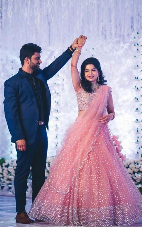 Couples Wedding Reception Outfit, Reception Lehangas Ideas For Bride, Indian Wedding Dinner Outfit, Reception Look Bride And Groom Indian, Engejment Dress Indian Couple, Reception Outfit For Couple Indian, Lehanga For Engagement Bridal, Bridal Reception Look Indian, Lehanga Bridal Look