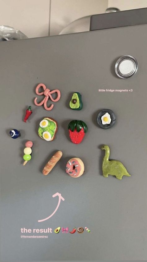 Diy Small Clay Crafts, Colored Clay Ideas, Homemade Magnets, Clay Fridge Magnets, Clay Fridge, Magnet Diy, Polymer Clay Magnet, Easy Clay Sculptures, Diy Magnets