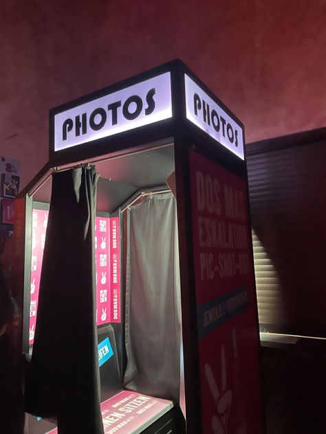 #retro #hannover #germany #deutschland #pink #photobooth Pink Photobooth, Retro Photobooth, Retro Photo Booth, Ball Themes, Photobooth Background, Photo Boots, Glam House, Hannover Germany, Xmas Photos