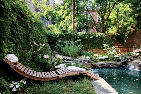 A Bed-Stuy Brooklyn Brownstone Gets a Modern Renovation Brooklyn Backyard, White Bookcases, Brooklyn Townhouse, Townhouse Garden, Brooklyn House, Stone Pool, Backyard Dreams, Brooklyn Brownstone, Modern Renovation