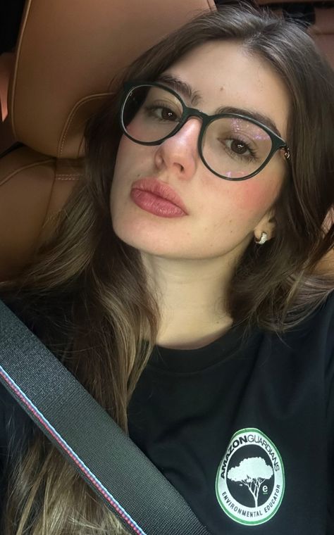 @sstyle.me No Make Up Make Up Look, Glasses For Round Faces, Classy Glasses, Glasses Inspiration, Chic Glasses, Glasses Trends, Glasses Makeup, Cute Glasses, Make Up Inspo