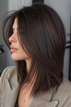 Angled Medium Length Hair, Mid Haircut With Layers, Flat Short Hair Haircuts, Hairstyle For Flat Hair, Short Layers Hairstyles, Angled Lob Haircut, Short Hair Long Layers, Long Bob Hair Styles, Midi Haircut