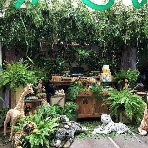 Jungle birthday party. How amazing! Pin now, read later Jungle Cruise Birthday, Jungle Party Backdrop, Jungle Book Birthday Party Decorations, Jungle Cruise Birthday Party, Jumanji Party Ideas, Adult Jungle Theme Party, Tarzan Birthday Party Ideas, Adult Safari Party, Jungle Party Ideas