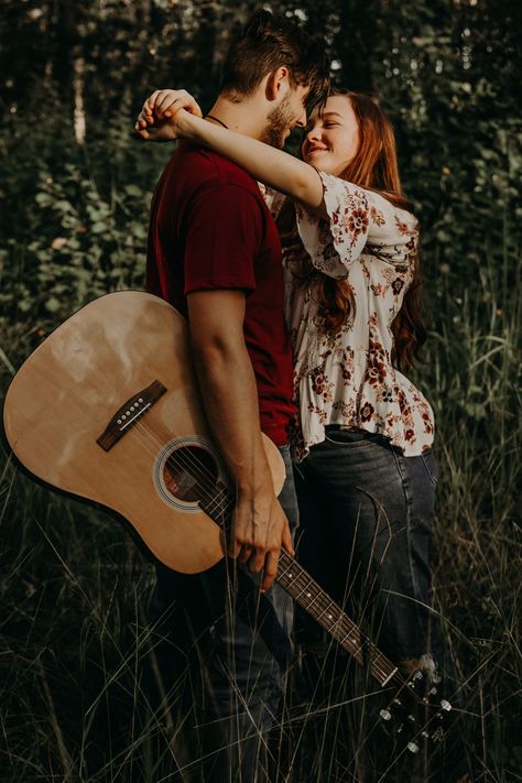 Guitar Couple Photography, Guitar Couple, Photo Romance, Themed Engagement Photos, Creative Shoots, Fall Engagement Pictures, Kerala Bride, Pre Wedding Shoot Ideas, Guitar Photos